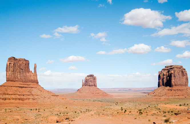 Monument Valley in Arizona is an epic road trip destination in the USA!