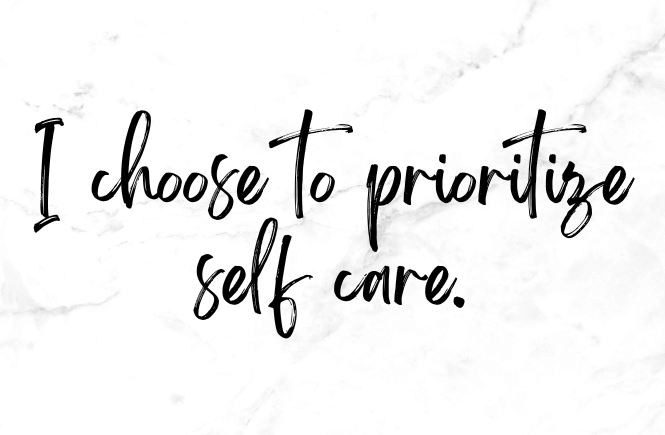 Black and white marbled background with an affirmation that says "I choose to prioritize my self care."